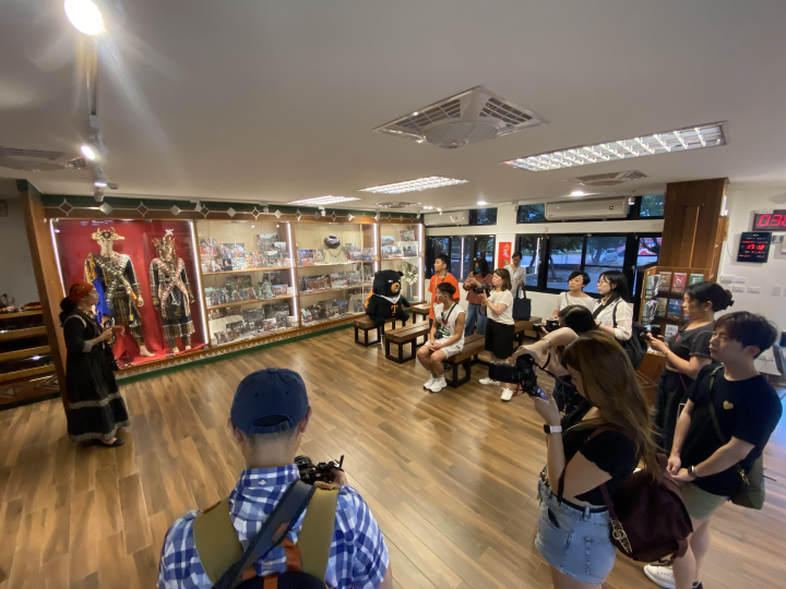 部落導覽老師解說部落文化 （圖片取自於茂林國家風景區管理處）