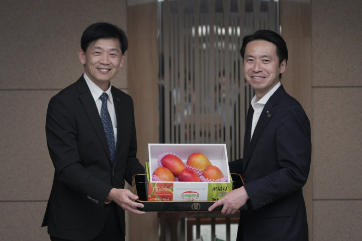 台南市副市長葉澤山（左）6日至8日代表市府出訪日本，拜會山形市長佐藤孝弘（右），致贈台南芒果。（台南市政府提供）