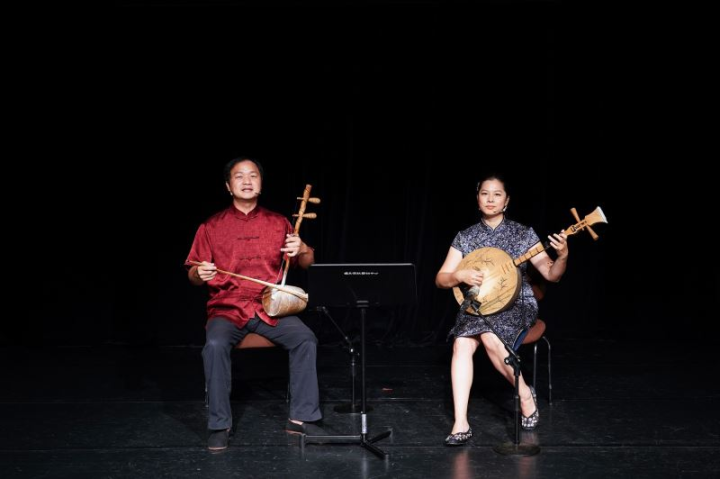 說唱經典搭配：大廣弦、月琴，樂器結合演唱演繹出精彩故事。圖為【微笑唸歌團】演出。