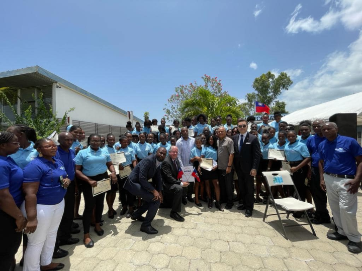 古文劍赴東北部省Caracol工業區主持200位學員結業式