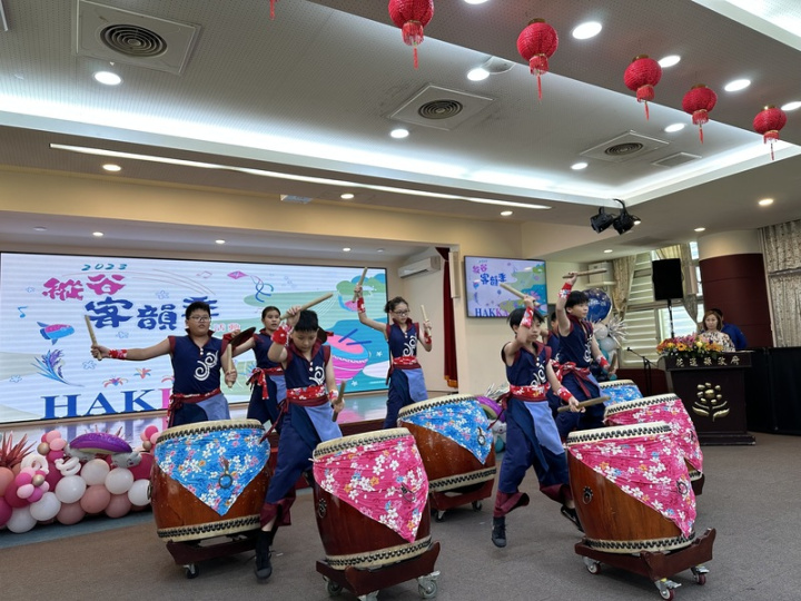 源自客家庄扛轎擊鼓百年技藝的花蓮年度盛會「鼓王爭霸戰」，15日將在瑞穗鄉富源國小熱鬧登場，縣府10日舉辦活動記者會，邀請鼓隊現場帶來精彩演出。