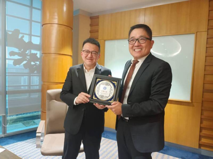 馬台商總會拜會大馬副部長劉鎮東贈送紀念品 馬來西亞台灣商會聯合總會13日拜會馬來西亞投資、 貿易及工業部副部長劉鎮東，交流投資大馬的台資和 台灣廠商課題。圖為馬台商總會總會長林凱民（右） 贈送紀念品給劉鎮東（左）合影。