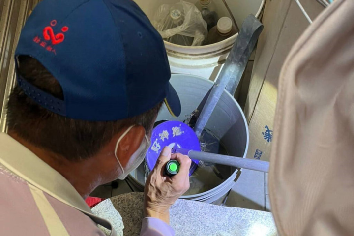 台南市9日再增14例登革熱確診病例，其中永康區占6例最多，市府已將永康列入高風險區，防疫人員也加強稽查環境可能孳生源。（台南市政府提供）