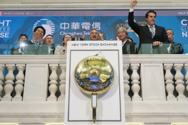 中華電信美國存託憑證（ADR）發行20週年，18日由董事長郭水義（圖中豎拇指比讚者）率隊在紐約證券交易所敲收盤鐘慶祝。