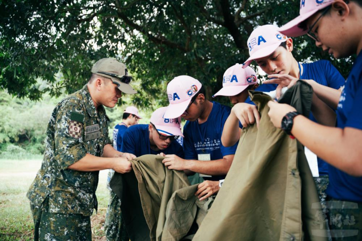 學員在教官教學引導下，體驗搭建野外宿營地。