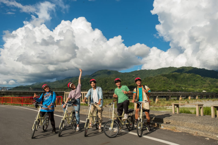 以自行車「徐行縱谷」為品牌，交通部觀光局花東縱谷國家風景區管理處今夏推出電動輔助自行車遊程路線，希望以節能減碳的旅遊方式，為維護花東的自然環境盡一分心力。（花東縱谷國家風景區管理處提供）