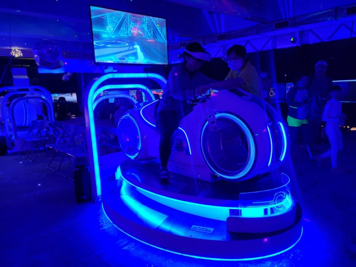 宜蘭國際童玩藝術節1日在冬山河親水公園開幕，園區的「多元宇宙館」透過虛擬實境（VR）、混合實境（MR）科技，推出賽車及機車等遊樂設備。