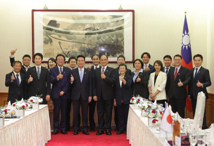 立法院長游錫堃（前左5）3日在立法院接見及款宴日本「立憲．維新．國民超黨派台灣訪問團」，與訪團團長、國民民主黨籍眾議員前原誠司（前左4）等人一同合影留念。