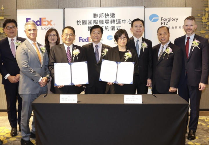 美商聯邦快遞將擴建在桃園國際機場自由貿易港區貨運園區的轉運中心，6日與遠雄航空自由貿易港區公司簽署協議，交通部常務次長祁文中（中）、聯邦快遞台灣區總經理朱興榮（前左2）、遠雄航空自由貿易港區公司總經理賴嘉玲（右4）等出席並合影。