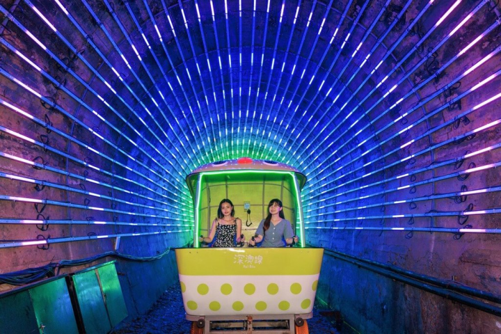 新北市政府觀光旅遊局表示，深澳鐵道自行車星光班次7月1日起至8月31日每日加開6班於夜間營運，隧道內如萬花筒般絢麗的光雕帶來豐富的視覺享受，搭配著星光點點，讓遊客彷彿身處在夢境般。（新北市觀光旅遊局提供）
