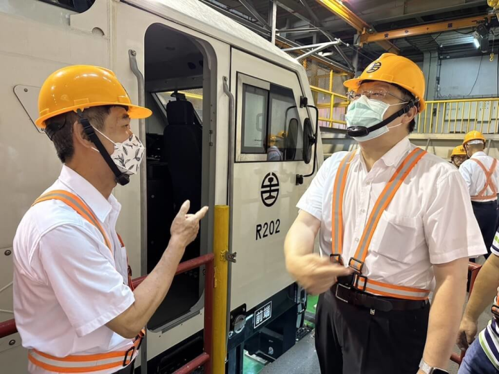 台鐵購車計畫中，全新的R200型柴電型機車（火車頭）已在6月中旬抵台，台鐵將於7月10日在彰化扇形車庫舉辦見面會，並開始密集測試運轉。圖為台鐵局長杜微（右）日前視察R200整備情形。（台鐵提供）