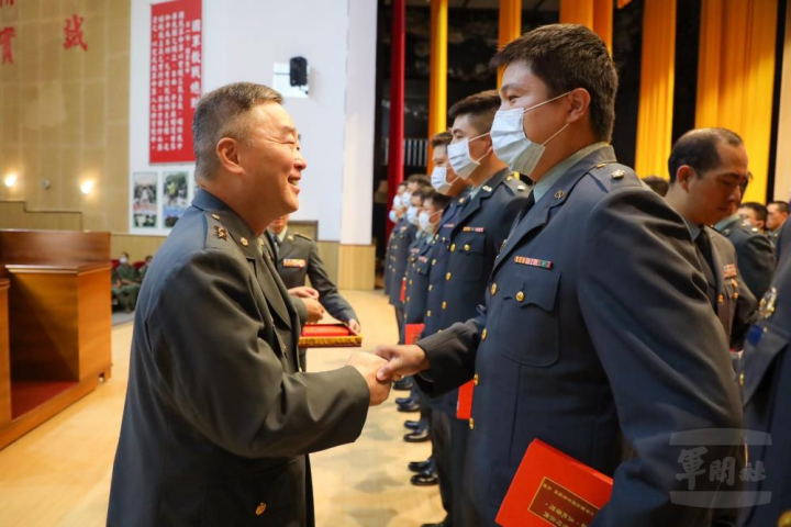 六軍團指揮官葉中將為晉任官兵授階。（六軍團提供）