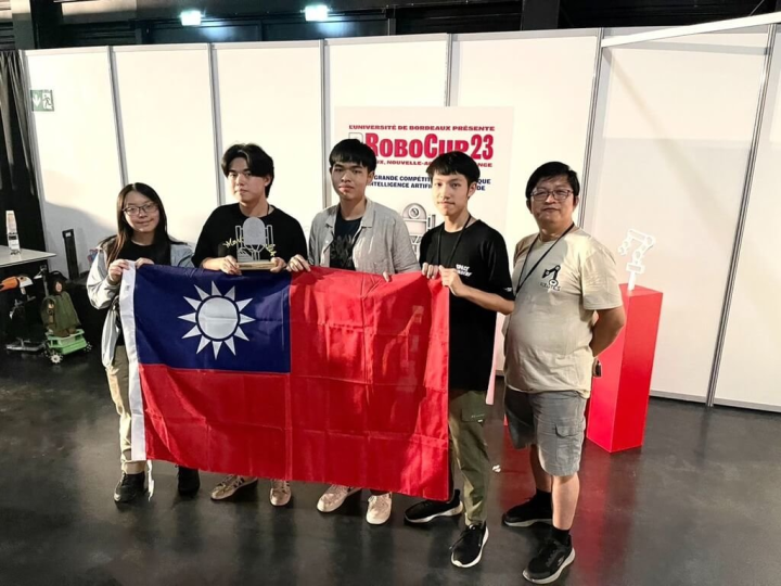 2023機器人世界盃（RoboCup）5日至10日在法國波爾多舉辦世界賽，台灣學生組成的隊伍Comet奪得搜救模擬賽（Junior Rescue Simulation Superteam）第1名。（築科文教機構提供）