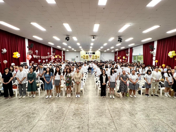 畢業生與家長在漢中大禮堂出席畢業典禮