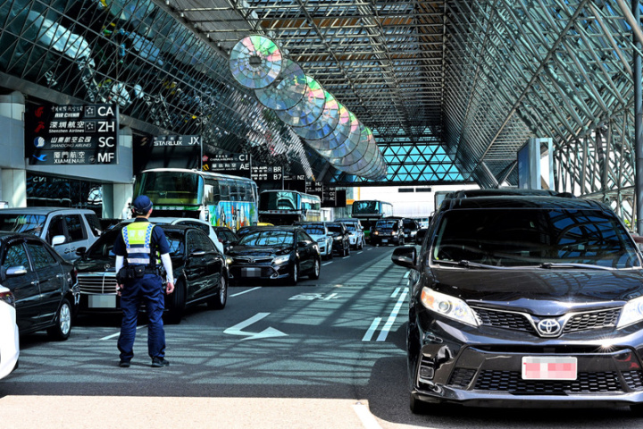 桃園國際機場配合萬安46號演習，24日下午1時30分 至2時進行警報傳遞與發放、疏散避難及交通管制等 演練，演習期間航班正常起降，但聯外客運巴士、排 班計程車及租賃車等則暫停發車。