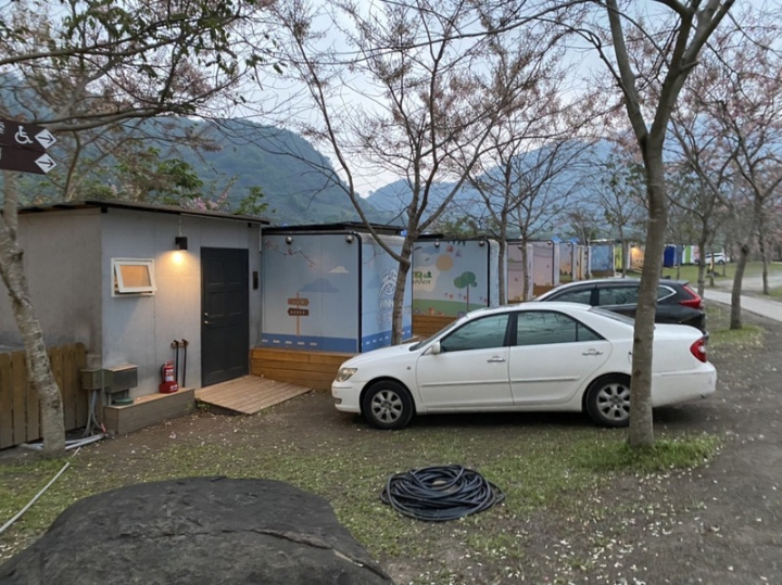 全台已經許多營地、民宿提供免搭帳蓬的懶人露營，其中固定式露營車接水又接電，類似民宿住房，營運業者是否合法，須由各主管機關視個案認定。