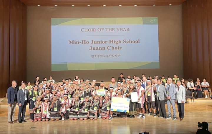 南投民和國中濁岸合唱團赴韓國參加世界青少年合唱節，獲年度最佳合唱團大獎、合唱民謠組金牌、合唱世俗組銀牌和特別獎最佳服裝造型等4大獎。（民和國中提供）