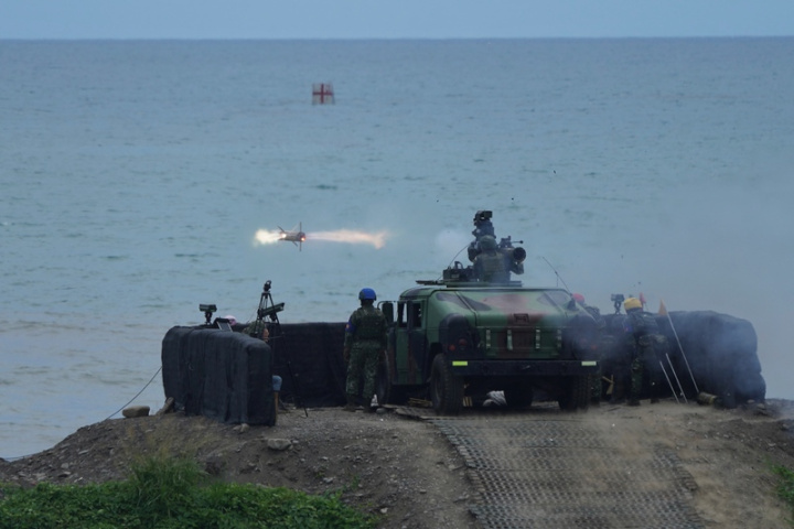 陸軍3日在屏東縣枋山鄉枋山靶場進行「天馬操演實彈射擊」，驗證拖式反裝甲飛彈精準射擊成效。