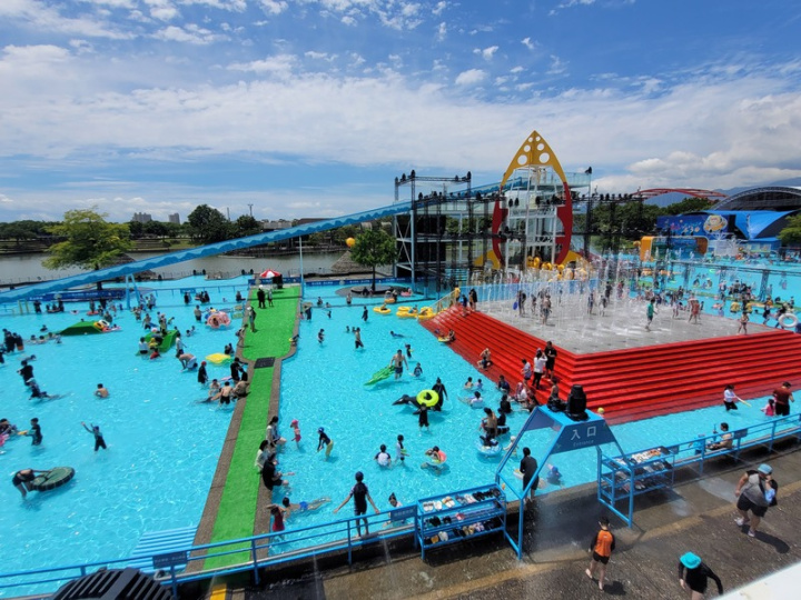 宜蘭國際童玩藝術節1日在冬山河親水公園開幕，在水域遊戲中，遊客可化身為太空人，搭乘火箭塔造型設備升到12公尺高處，再沿著62公尺長的溜滑梯滑下水面，體驗快速滑水快感。