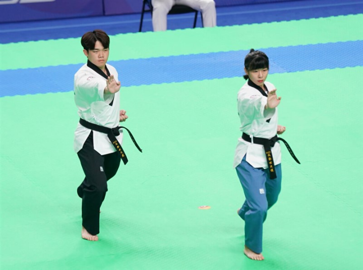 Taekwondo athletes Huang Pin-chieh (right) and Hsu Yu-tse are pictured in mixed pairs poomsae final Sunday in Chengdu, China. Photo courtesy of Chinese Taipei University Sports Federation July 30, 2023