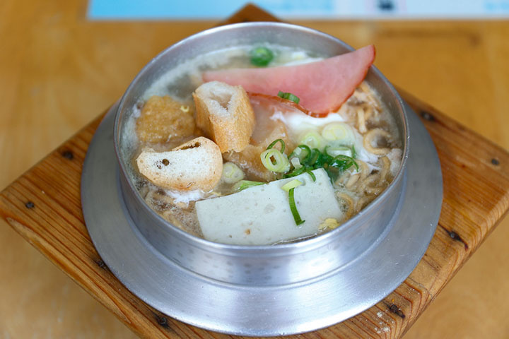 在台南，每碗鍋燒意麵都有著店家對於湯頭、用料的講究與費心，《想見你》取景的閒情茗品屋也不例外。