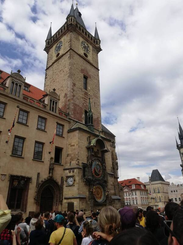 捷克首都布拉格最古老的舊城廣場，從中世紀起就是歐洲最繁榮的貿易市集，而市政廳牆上的天文鐘建於15世紀，每小時報時一次，耶穌12門徒像會從小窗上出現，每每吸引大量遊客駐足欣賞。