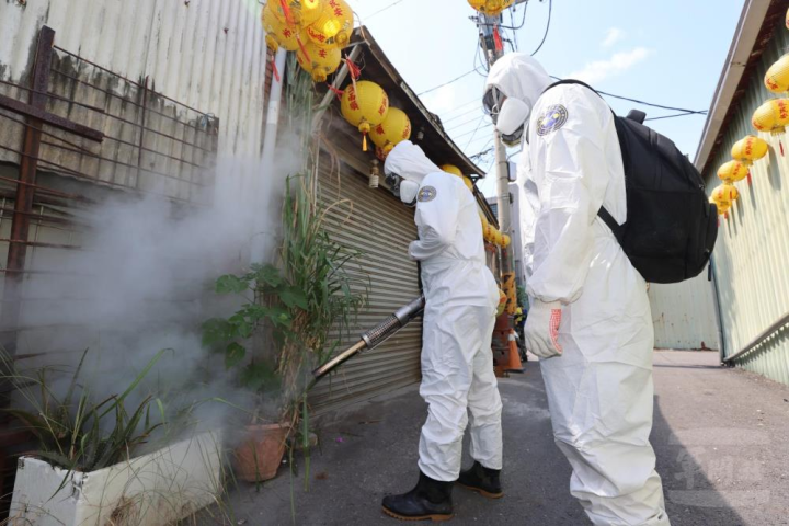 官兵頂著烈日穿梭在大街小巷間，針對任務範圍內的公共場域與民宅噴灑藥劑消毒。（八軍團提供）