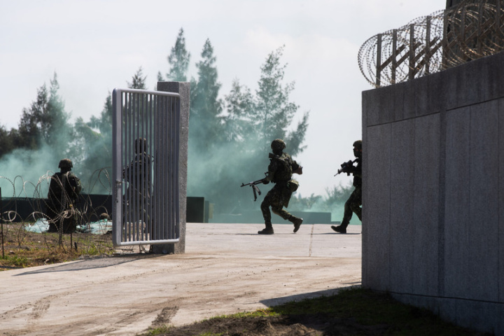 國軍20日上午於八里舉行最後一次漢光聯合反登陸預演，圖為駐防挖子尾營區的官兵接獲作戰命令後持槍前往戰術位置。