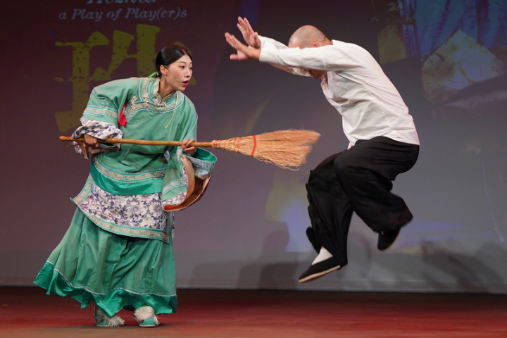 2023戲曲夢工場記者會在台灣戲曲中心舉行，共6檔全新製作，包含掌中戲、說唱藝術、歌仔戲、京劇、現代戲劇等劇種元素，從8月12日起至9月17日，連續6個週末將在台灣戲曲中心多功能廳演出。圖為人力飛行劇團在會中演出作品「荷珠」精彩片段。