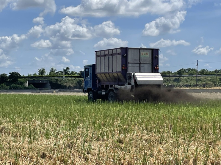雲林縣褒忠鄉農會考量務農人口高齡化、農村缺工等問題，引進自走式施肥車協助施肥，20分鐘即可完成施灑1公頃農地的肥料。