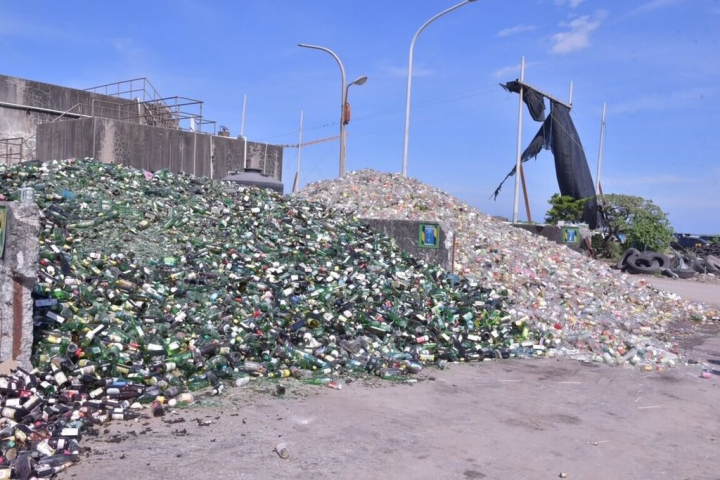 根據花蓮縣環保局統計，截至今年6月有532餘公噸廢玻璃尚未處理，由於玻璃去化慢，目前環保署增加廢玻璃補助費用每公斤新台幣1.4元，也尋求業者將廢玻璃破碎後製成玻璃砂，用於掩埋場覆土，增加去化管道。（花蓮縣議員魏嘉賢提供）