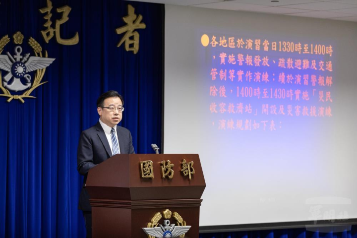 全動署人力動員處處長朱森村，針對萬安46號演習規劃進行說明。（軍聞社記者周力行攝）