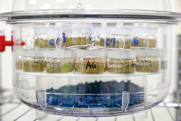 茶改場研發的「多重元素檢驗方法」，從磨碎茶葉的茶粉，利用溶液解離所含元素，再以感應耦合電漿質譜儀，分析其微量元素成份與含量，再比對從各國收集來的茶葉所建立之資料庫，得出茶葉是國產茶或境外茶。