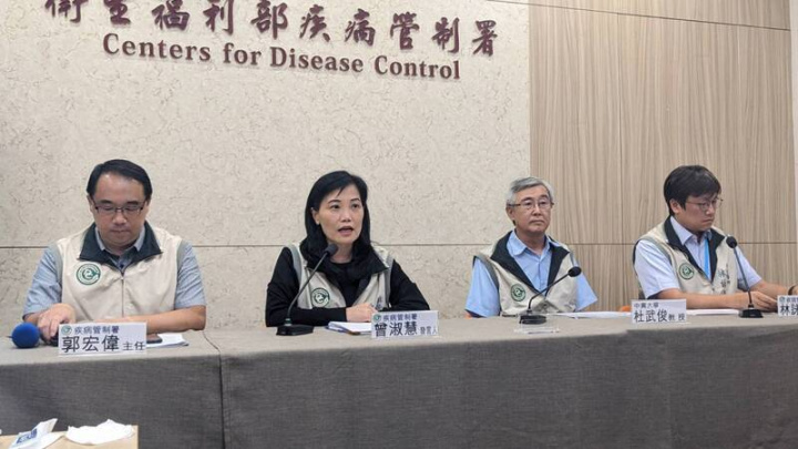 衛福部疾病管制署發言人曾淑慧（左2）11日在例行疫報記者會表示，COVID-19第4波疫情已脫離高原期，預估未來2至3個月疫情將持續下降，疾管署將持續進行疫情相關監測。