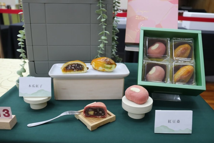 農糧署表示，2023年國產紅豆烘焙創意競賽得獎產品，伴手禮及麵包各30款，即日起在業者烘焙店限時上市至9月底。伴手禮組冠軍龍鳳堂餅舖的「紅豆桑」以紅豆造型，包裹著香濃的乳酪丁和紅豆顆粒，品嚐起來口感豐富。（農糧署提供）