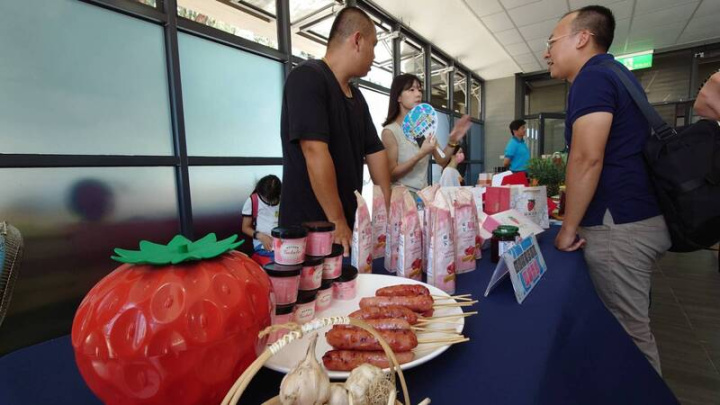 2023雲林海洋音樂祭29日起連續2個週末將在四湖鄉三條崙海水浴場盛大展開，縣府20日舉辦活動記者會，現場並展示在地美味農特產品。