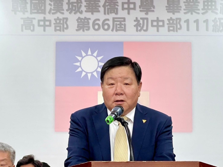 韓國漢城華僑中學理事長譚紹榮勉勵畢業生感念父母的辛勞