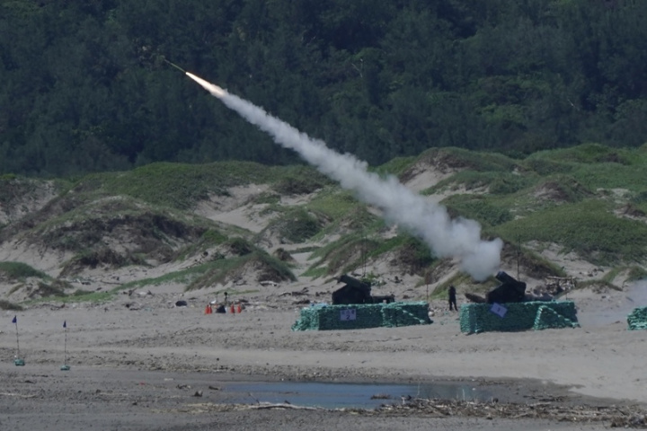 國軍4日在屏東滿州鄉執行「神弓操演」，全程以靶彈及靶機模擬敵軍，實施「雙聯裝刺針飛彈系統」與「復仇者飛彈車」（圖）實彈射擊，場面震撼。