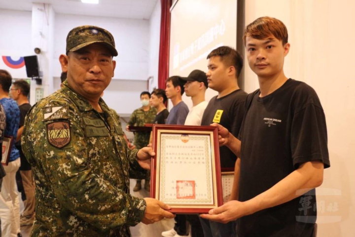 指揮官陳少將表揚績優召員。（陸軍通訓中心提供）