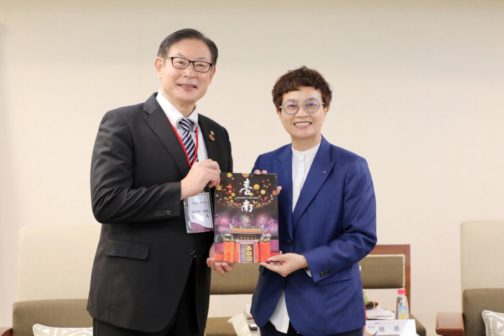 日本秋田縣湯澤市長佐藤一夫（左）等人13日拜會台南市政府，台南市副市長趙卿惠（右）致贈紀念品，期望雙方有更多實質交流。（台南市政府提供）