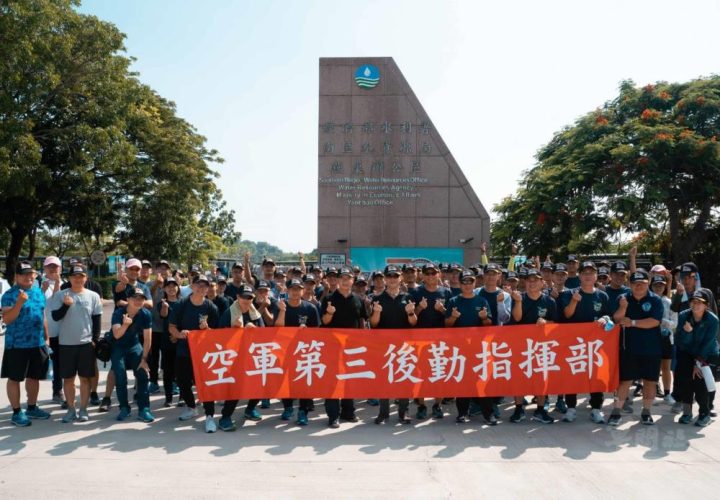 空軍第三後勤指揮部於阿公店水庫舉行軍士官團活動。（空軍三指部提供）