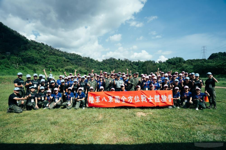 國防部舉辦「全方位戰士體驗營」，給予學員更具深度及全方位的體驗，以暸解國軍戰訓實況。
