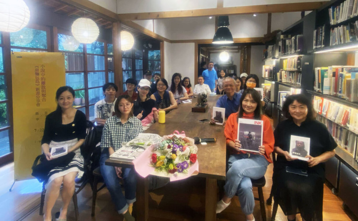 作家鹿苹與朱天心22日在台北以「小說中的離散與聚合」為題對談，並和與會眾人開心合影。（印刻文學提供）