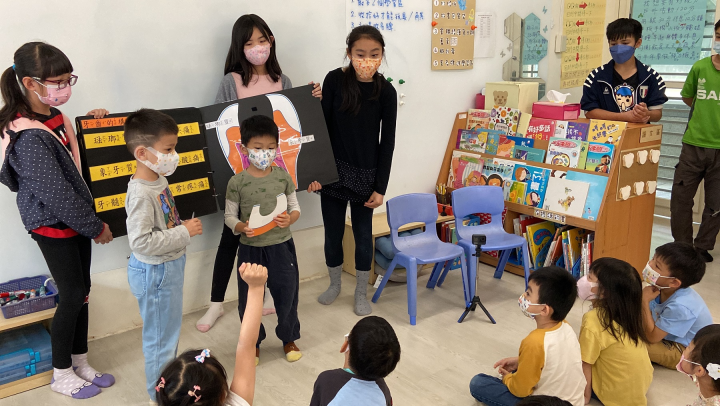 第二名新竹市水源國小延伸至幼兒園同步實施口腔保健，由健促社學生擔任衛教小老師。