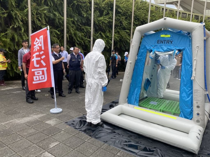 為強化面對重大災害事故能量，台北市政府11日動員16個局處及國軍參與「廣域救災支援集結據點」開設演練，現場搭設人員除汙抽吸設備、沐浴帳篷、流動廁所及油水補給等後勤設施。（台北市消防局提供）