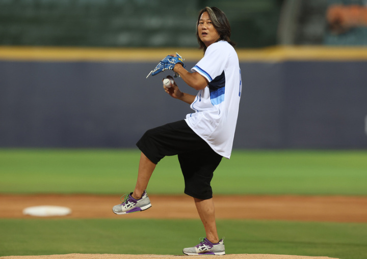 中華職棒富邦悍將隊19日晚間在新莊主場出賽，特別邀請好萊塢巨星「韓哥」姜成鎬（Sung Kang）擔任開球嘉賓，這也是姜成鎬本次訪台首個公開行程。