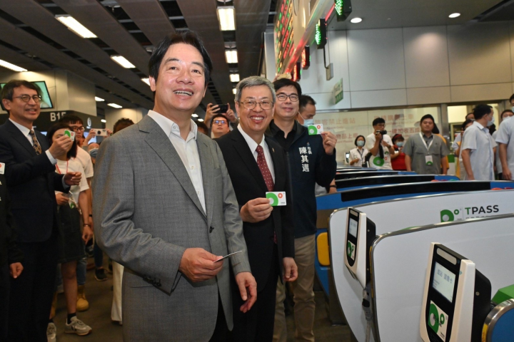 行政院長陳建仁出席「南高屏TPASS通勤月票上線記者會」