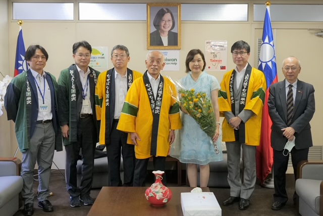 米澤市市長中川勝乙行來處訪問並贈花