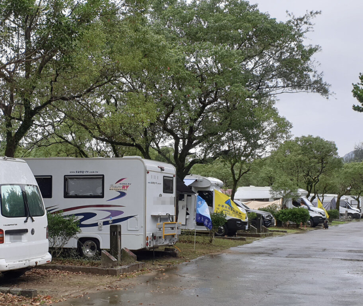 露營車的停放除了在合法露營區外，若要在國家風景區、國家公園等處停放過夜，都需要符合主管機關的規範。（讀者提供）