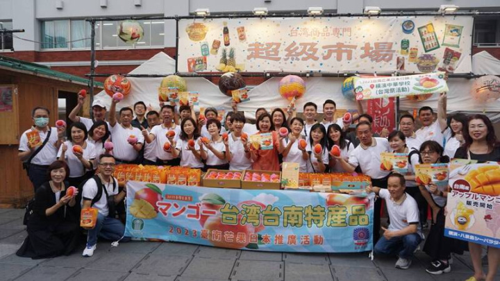 立法委員陳亭妃與台南市議員等32人組團18日在東京鄰市橫濱的僑校橫濱中華學院宣傳台南芒果，駐日橫濱辦事處處長張淑玲、橫濱地區僑胞、橫濱市會議長瀬之間康浩等政要出席。